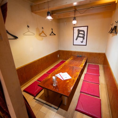 <p>【お座敷は5名様から】最大12名様まで利用可能な小上がりのお座敷席です。会社飲み会やご友人との宴会などに最適！！1部屋だけのご準備なので、ご予約はお早めに！</p>