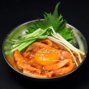 サーモンユッケ