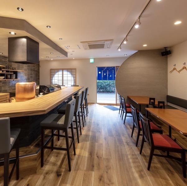 テーブル席は4名様×5　(最大20名様～25名様)ございます。カウンターにかわり、ゆったりとお食事や団欒、会食を満喫いただけます。ファミリーもごゆっくりくお寛ぎ頂けるお席となっております◎テーブルも自由に組み替えができますので幅広いシーンに対応可能です。お気軽にお問い合わせください。