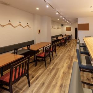 テーブル席は4名様×5ございます。2名様～25名様までご利用いただけます。カウンターにかわり、ゆったりとお食事や団欒、会食を満喫いただけます。ファミリーもごゆっくりくお寛ぎ頂けるお席となっております◎テーブルも自由に組み替えができますので幅広いシーンに対応可能です。