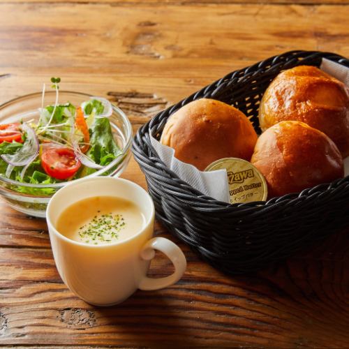 每日午餐附有迷你面包♪蓬松可口！