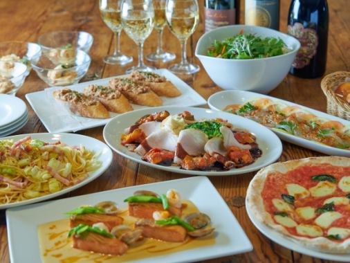 パーティーは中央にある当店のシンボル的ビッグテーブルを使って、お料理を提供しますので、ビュッフェスタイルでお客様のニーズに合わせてお召し上がりいただけます。お料理はご希望に合わせます。貸切は２０名様以上で、ディナータイムは一日一組ですので、フロアーとバルコニー、カウンターなどご自由にご利用ください。