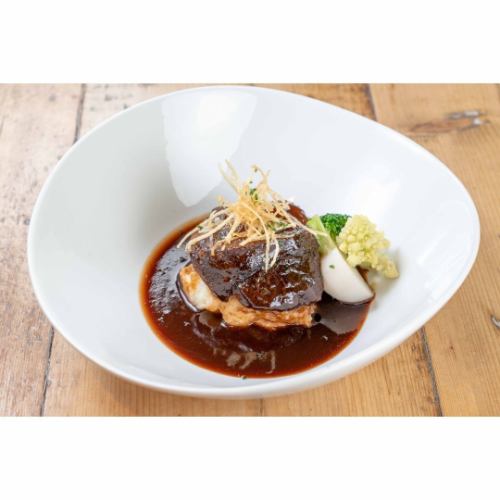 牛ほほ肉の赤ワイン煮