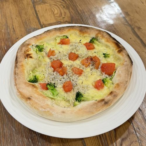 Whitebait and seasonal vegetable pizza