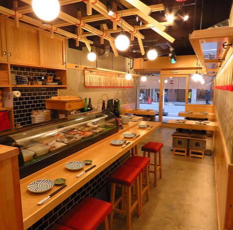 您可以轻松享用我们引以为傲的寿司和海鲜菜肴！