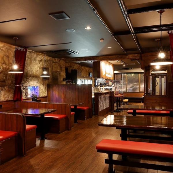 最大60名様までご利用いただける広々テーブル席をご用意!大人数の宴会やパーティーも周りを気にせず、楽しめます。店内には夢の国の楽しい音楽が流れ、自然と笑顔があふれる空間に。ジューシーなチキンや韓国料理を囲んで、食べて・飲んで・遊んで、思いっきり盛り上がれる時間を過ごしてください。