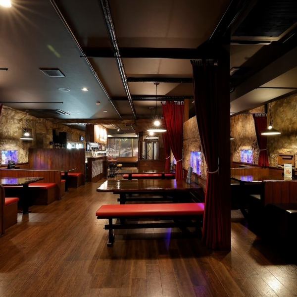 カーテンで仕切れば半個室のように使える席もご用意!大人数での宴会やパーティーも大歓迎です。もちろん、お一人様でのご来店も大歓迎!広々としたテーブルで、ジューシーなチキンや韓国料理、自慢のアラカルトなどを囲みながら、思い出に残る時間をお楽しみください!