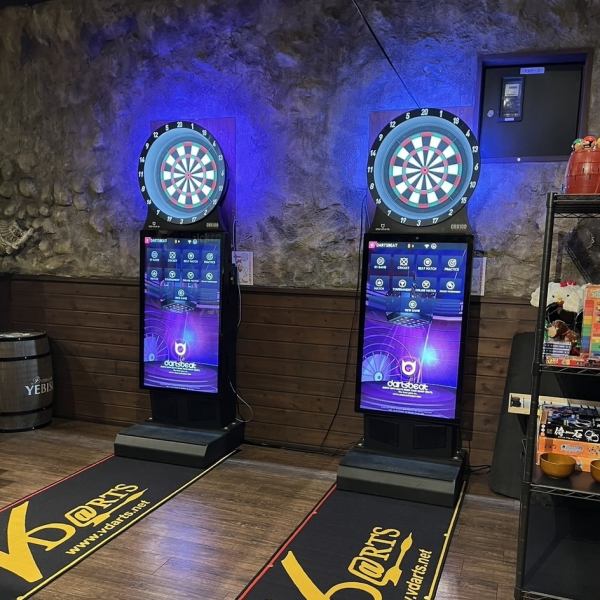 アウルでは、ダーツを2台完備!お一人様100円で誰でも気軽に遊べるから、友だち同士はもちろん、お一人様でも楽しめちゃいます。ルールが分からなくても大丈夫!丁寧にサポートするので、初めての方も安心して挑戦できます。100円への両替も可能なので、お気軽にお声がけください★