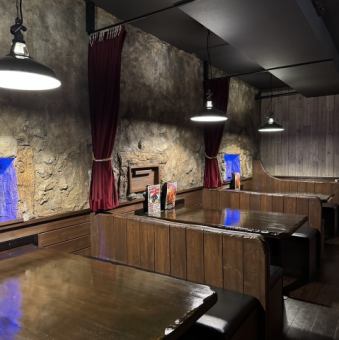 カーテンで区切り半個室席で居心地のいい空間です。