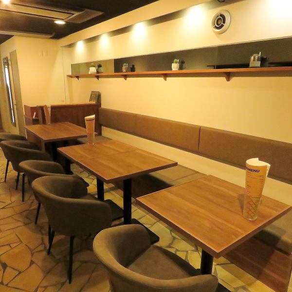 【各種宴会にも◎】2名様からご利用可能なテーブル席をご用意！忘新年会や歓送迎会、親しいご友人や同僚との飲み会など各種ご宴会にぴったりです！大人数でのご利用も大歓迎ですのでお気軽にご相談ください。