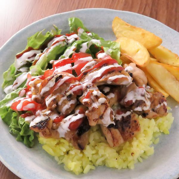 ピリ辛ヘルシーな一皿『チキンオーバーライス』（サラダ・ポテト）