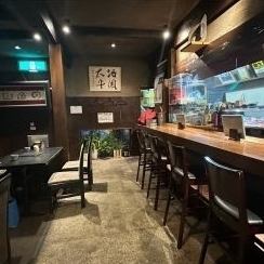 <p>【落ち着いた和の空間】リニューアルで清潔感のある店内には、6席のカウンター席と、4名様用のテーブルが2卓、5名様用のテーブルが1卓ございます。肩ひじ張らずにリラックスできる雰囲気で、お一人様でもグループでも、ゆったりとお食事をお楽しみいただけます。</p>