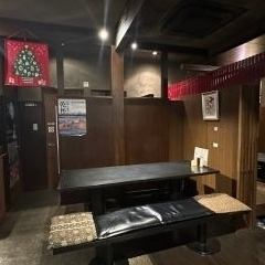 <p>【足を伸ばしてくつろげる】4名様用と10名様用の座敷席をご用意しております。また、8名様までご利用可能な半個室もございますので、ご家族でのご利用や大切な方との会食に最適です。プライベートな空間で心ゆくまでお過ごしください。</p>