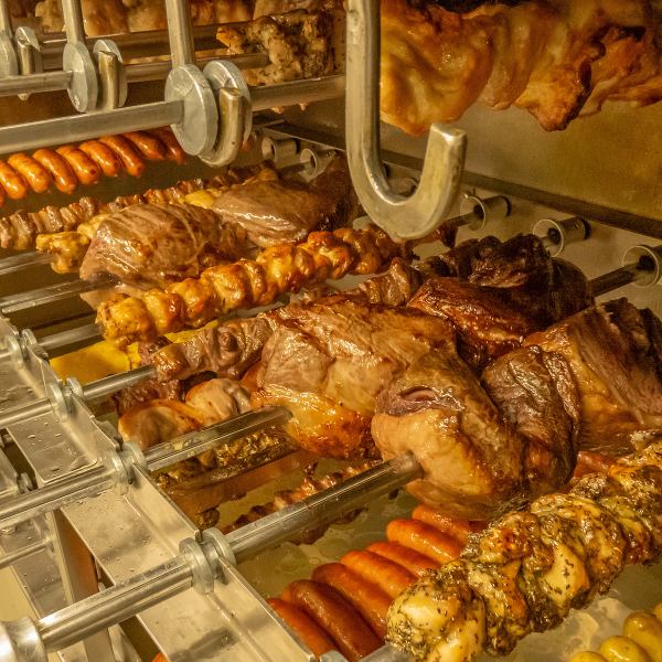 出来上がりを目の前で切り分けさせて頂きます♪自慢のお肉を一本一本丁寧に焼き上げております。