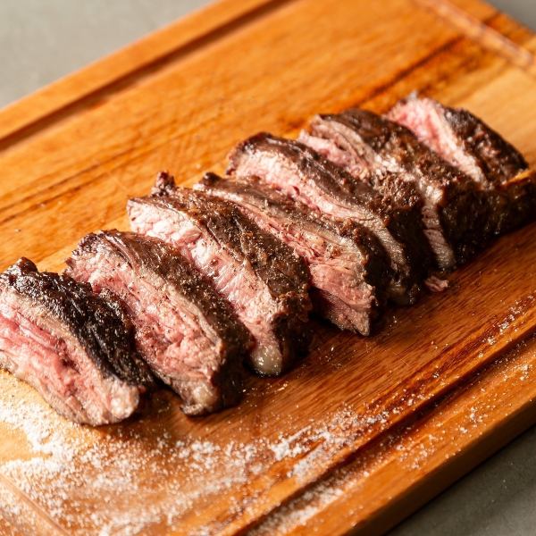 塊肉を目の前で豪快にカット◆お食事がエンターテインメントに♪