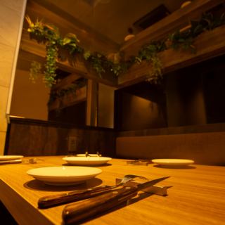 ゆったりとくつろいで頂ける、モダンでカジュアルな空間♪会社帰りのちょい飲みにもピッタリのテーブル席です☆