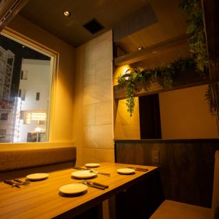 【雰囲気抜群の店内】ご予約は2名様から4名様の少人数様向けのテーブル席・5名様から10名様向けのテーブル席・それ以上も対応可♪