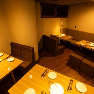 2名様～様々な人数でご利用可能な広々としたテーブル席をご用意しております。ふかふかと座り心地の良いソファでゆったりお寛ぎ頂きながら、シュラスコをお楽しみください！