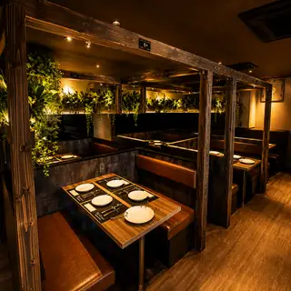テーブルのお席は、レイアウト変更可能です！人数・お席などのご相談も承りますので、店舗までお問い合わせください！【三宮/焼肉/シュラスコ/夜景/神戸牛/和牛/食べ飲み放題/居酒屋/ランチ/三宮 居酒屋/churrasco/個室/お洒落/デート/女子会/記念日/大人数/メッセージプレート/美味しい/安い/コスパ】