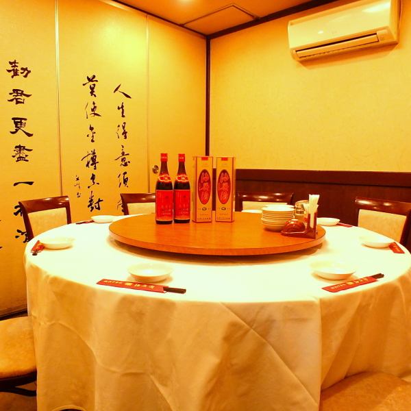 中国の詩も鑑賞できる落ち着いた雰囲気の個室。20名まで個室対応可能。福満園に来れば、プチ中国旅行気分になります