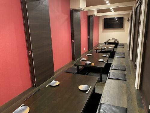 <p>【少人数から団体様までOK】普段は仕切りのある完全個室ですが皆様に合わせてカスタマイズすることが出来ます。開放後は30名様程ご利用が可能です。またモニターも完備しており、結婚式の二次会で映像をながしたり、スポーツ観戦も行え様々なシーンでご利用ができます！</p>