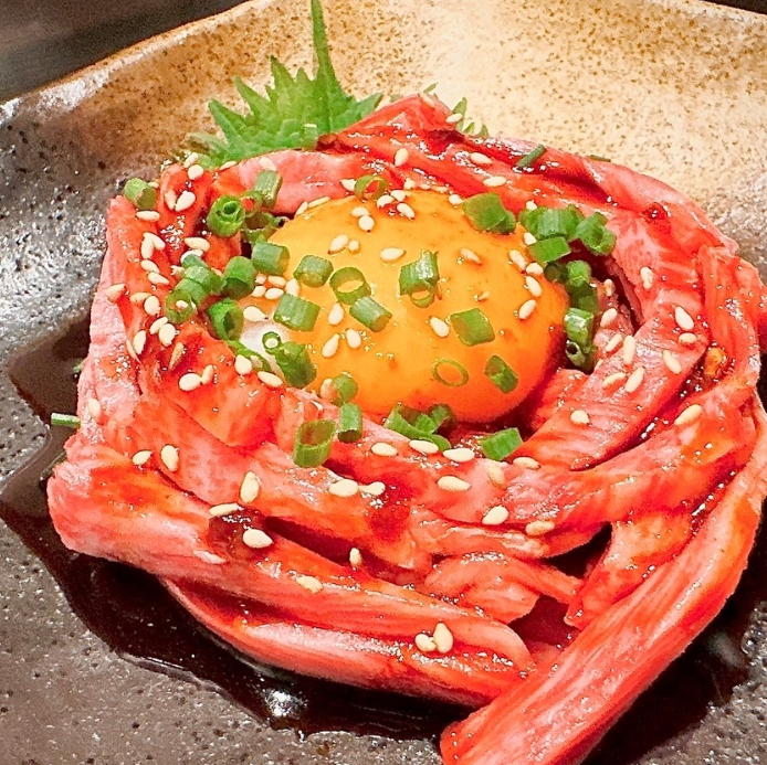 近江牛を使用したユッケや九州の地鶏などの肉料理もご用意！
