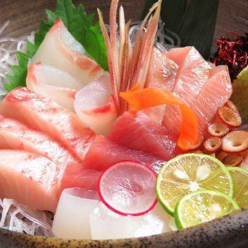 毎朝仕入れる鮮魚を豪快に盛り合わせ！地酒と一緒に贅沢な宴を♪