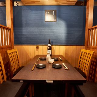 2～4名様用半個室単品飲み放題も可能。好きな地鶏料理とお酒をお楽しみください。