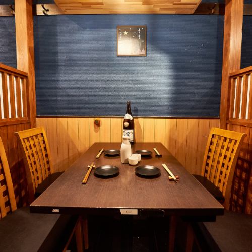 2～4名様用半個室単品飲み放題も可能。好きな地鶏料理とお酒をお楽しみください。