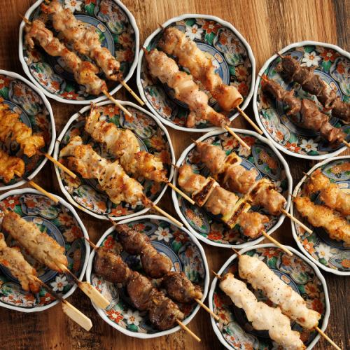焼き鳥は何本食べても全て100円！火入れにもこだわり、炭火でじっくりとジューシーに仕上げております！