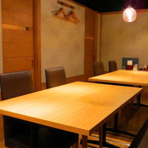 [Private table room with a sense of privacy] We have 9 private table rooms.Since it is a table seat that can be laid out, we can accommodate a variety of people.In addition, you don't have to take off your shoes, so it's easy to move. ◎ It's perfect for drinking parties with like-minded friends and drinking after work ♪ Please relax in a cozy space.