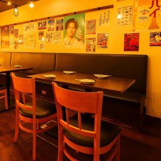 【仕事終わりの飲み会に】店内の手前側はカフェ感のあるゾーンでカウンター席とテーブル席をご用意◎少人数でのちょっとした飲み会ににぴったりなテーブル席。豊富なドリンクリストからお好みのモノをチョイスして乾杯を♪