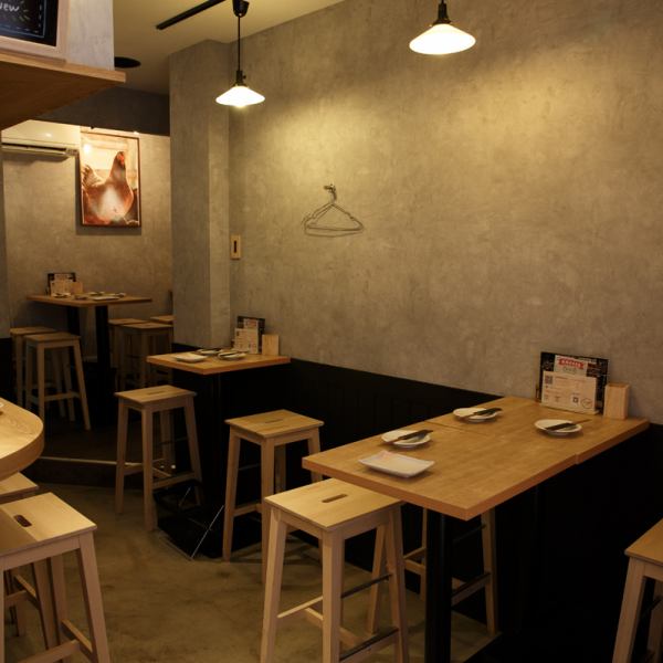 お店の照明は柔らかく、温かみのある雰囲気が漂います☆デートや女子会にも最適な空間で、心を和ませる演出が施されています♪【心地よい音楽】が流れ、会話が弾むこと間違いなし！おしゃれでありながら、居心地の良い空間で特別なひとときを楽しんでください★