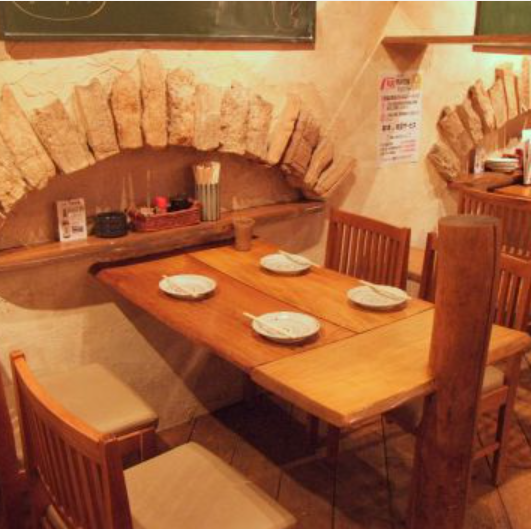 広々としたテーブル席は、ゆったりお食事が楽しめます。