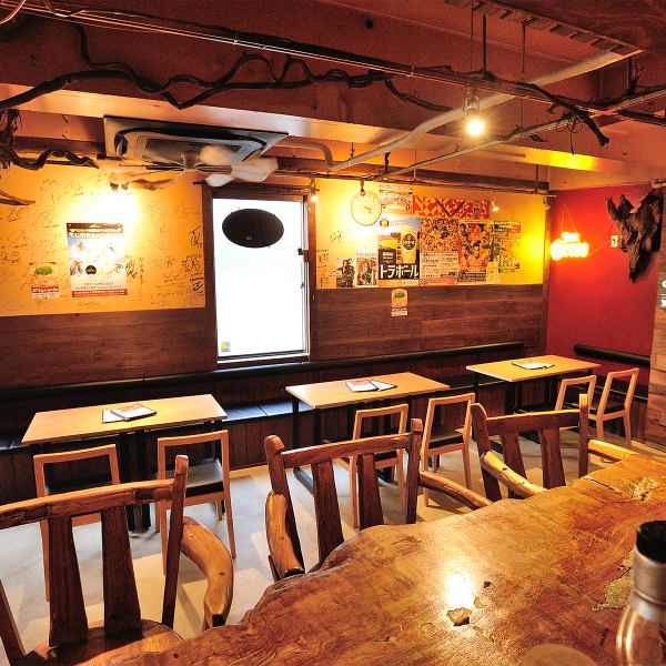 当店は大人数の宴会にも対応可能な広々空間が魅力！大人数の収容が可能な店内は、大型のベンチシートとウッド調インテリアを採用し、快適で統一感あるデザインを演出しています。宴会や歓送迎会、会社のイベントなど、様々なシーンでお使いいただけるつくりになっており、幹事様にも安心です◎