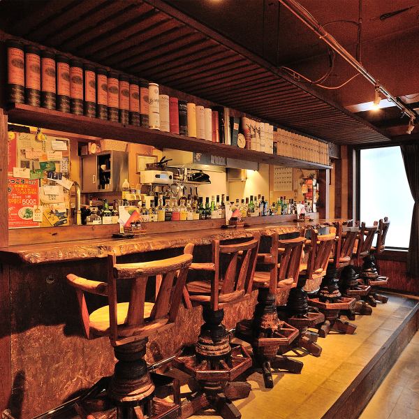 少人数での集まりやデートにぴったりのスペースも完備しています！カウンター席でひとり時間を楽しむのもよし、2～4名向けのテーブル席でプライベートな食事を楽しむのもよし。温かみあるウッド調デザインは、ゆったりと過ごしたい方に人気です。照明にもこだわり、穏やかな雰囲気で心地よい時間を演出します。