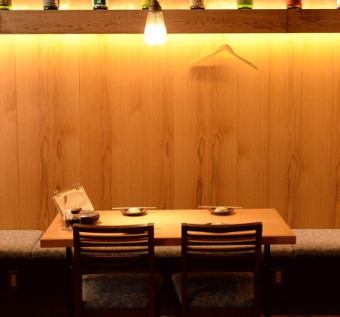 焼乃魚島では広々とご利用いただけるテーブル席をご用意しております。少人数でのお食事、会食にもご活用ください。