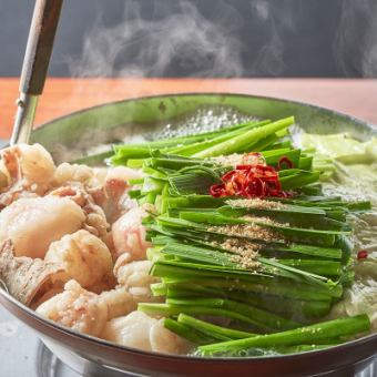 牛雜火鍋，可選擇鹽、醬油或味噌調味。包含 3 道開胃菜、8 種食材和什錦麵。大蒜和辣椒