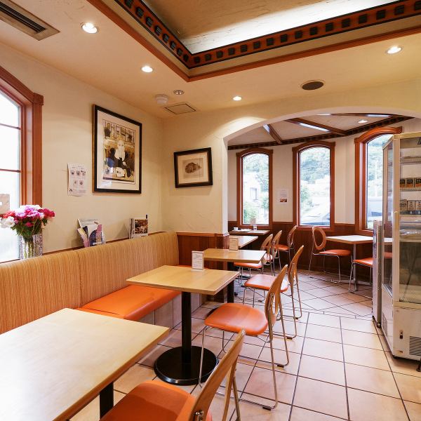 温かみのあるオレンジ色のソファ席が特徴の当店は、リラックスした雰囲気が魅力！大きな窓から差し込む自然光が心地よい明るさを演出し、居心地の良い空間で食事をお楽しみください。友人との会話や、ゆったりとしたひとり時間を過ごすのにぴったりです。