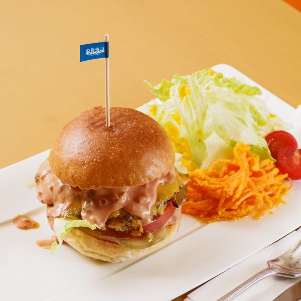 ≪焼きたてのふわっとした食感と肉の旨味がマッチ≫【ブレドールバーガー　ダブル・ダブル】　1400円(税込)