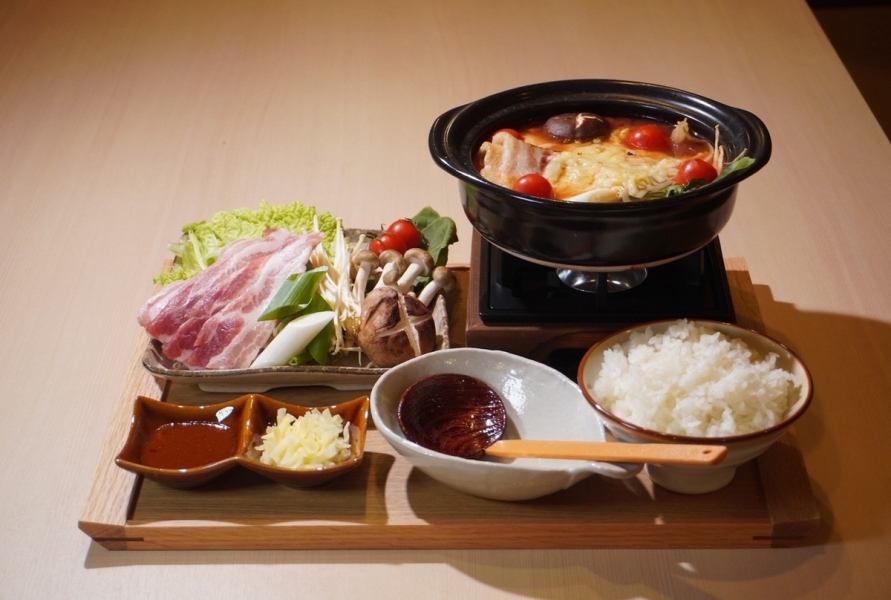 女性人気ナンバー1!トマトチーズ鍋ランチ