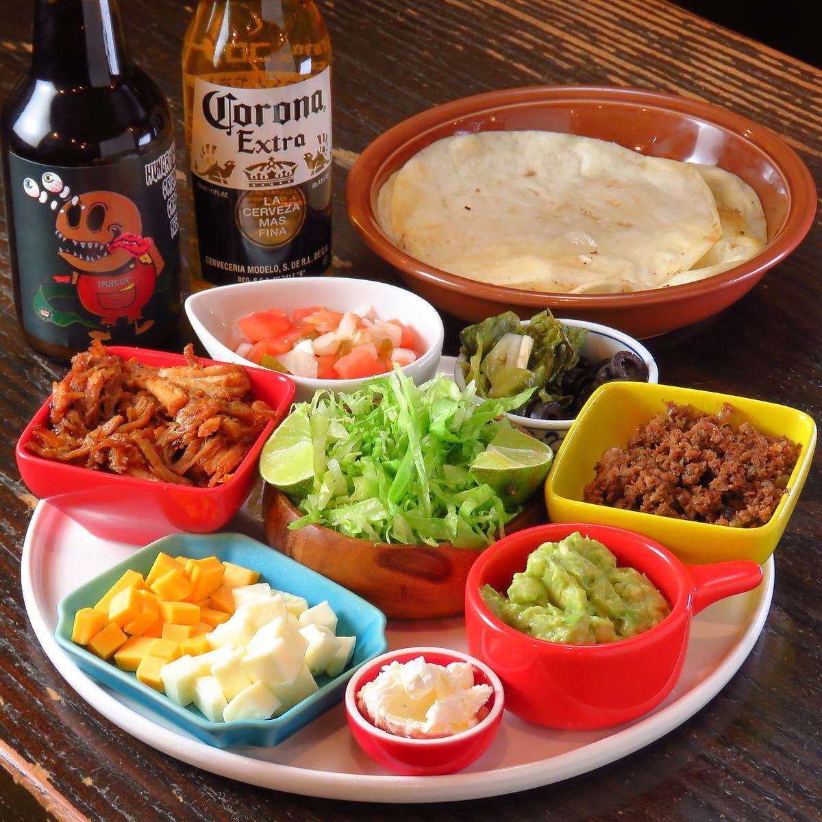 こだわりのタコスを自分で作って巻いて食べるスタイルなどで楽しめるタコス専門店です