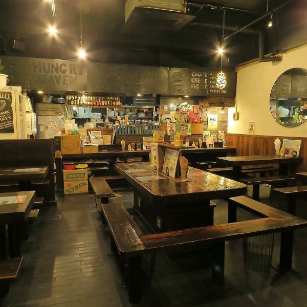 当店は、大人数の宴会や貸切利用に最適な広々とした空間をご提供しております。活気がありながらもリラックスできる雰囲気の中、特に職場の仲間と楽しむサラリーマンの皆様の宴会に大変ご好評いただいております。貸切も可能ですので、部署全体での飲み会や歓送迎会などのイベントにぜひご利用ください。