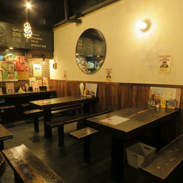 木目調の温かい雰囲気が心地よいテーブル席は、3～4名様の中規模な宴会に最適です。周りを気にせず会話を楽しめる配置となっており、女子会や友人同士の飲み会など、親しい方との賑やかなひとときにぴったりです。美味しい料理とお酒を囲みながら、日頃の疲れを癒し、心ゆくまで語り合っていただけます。