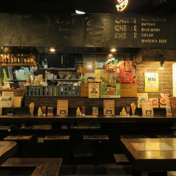 カウンター席は、お1人様から2名様までの小規模なご利用に特におすすめです。お席は落ち着いた空間になっており、程よいプライベート感が魅力。仕事帰りのサク飲みやお食事はもちろん、デートでの語らいにも最適です。スタッフとの会話も自然に交わせるため、初めてお越しの方でも居心地良くお過ごしいただけます。