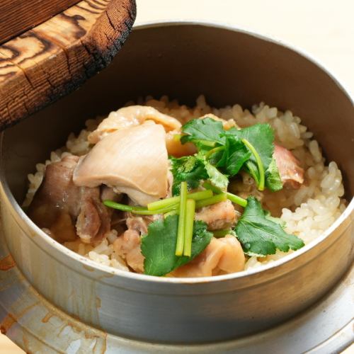 旨み豊かな出汁で丁寧に炊き上げ、深いコクが広がる釜飯