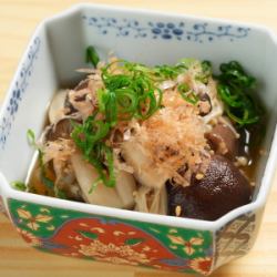 色彩缤纷的蘑菇炖菜