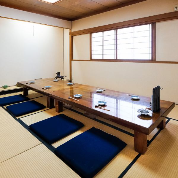 【ご家族でのお食事やご宴会に】落ち着いた雰囲気でお食事を楽しめるテーブル席。大人数もご利用可能です。広めのテーブル席は仲間との飲み会や家族での食事にも使いやすく、居心地の良さが魅力です。旬の刺身や焼き物など、地元食材を生かしたメニューを囲みながら、賑やかな時間をお楽しみください。