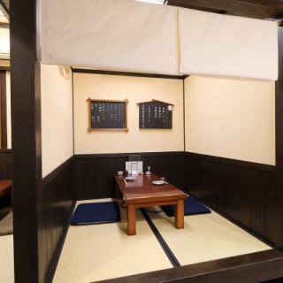 店内には落ち着いた個室に加え、開放感のあるテーブル席を多数ご用意しております。テーブル席は、温かみのある木目調の家具で統一され、柔らかな照明が食卓を優しく照らす落ち着いた空間。席と席の間隔もゆったりと確保しており、周囲を気にせず会話を楽しめます。