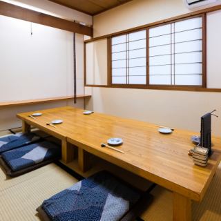 落ち着いた雰囲気の個室席（座敷）をご用意しており、周りを気にせずゆったりとお過ごしいただけます。少人数でのお食事から、ご家族でのご利用、接待や記念日など特別なシーンにも最適です。プライベート感のある空間で、会話とお料理を心ゆくまでお楽しみください。